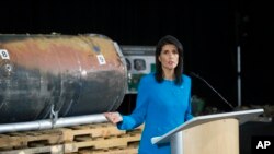 Duta Besar AS untuk PBB, Nikki Haley, menunjukkan bukti bahwa Iran telah "dengan sengaja melanggar" kewajiban internasionalnya pada konferensi pers di Washington DC hari Kamis (14/12). 