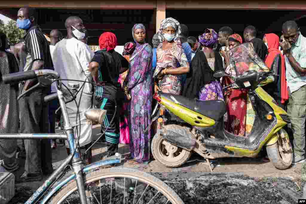 wanawake wasubiri kupiga kura kwenye uchaguzi wa rais Gambia