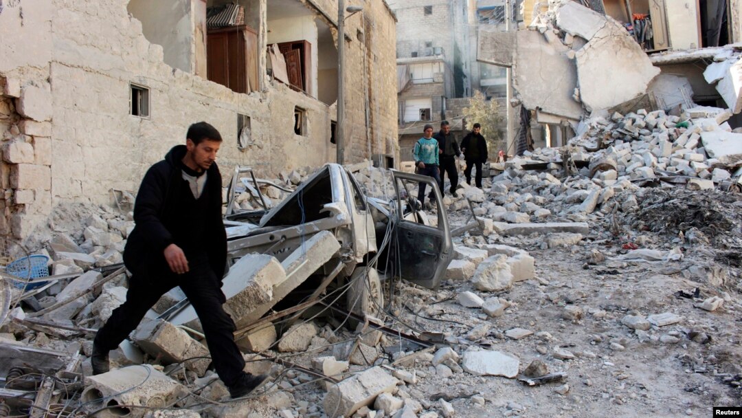 Warga memeriksa lokasi yang menjadi sasaran (yang oleh para aktivis disebut) serangan udara oleh pasukan yang setia kepada Presiden Suriah Bashar al-Assad di lingkungan al-Sukkari, Aleppo (4/2).