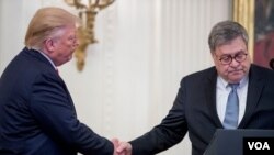 El presidente Donald Trump estrecha la mano del fiscal federal William Barr, durante un acto en la Casa Blanca, el 9 de septiembre de 2019.