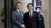 法国总统马克龙2024年5月2日与来访的日本首相岸田文雄在总统府举行会谈。（路透社）
