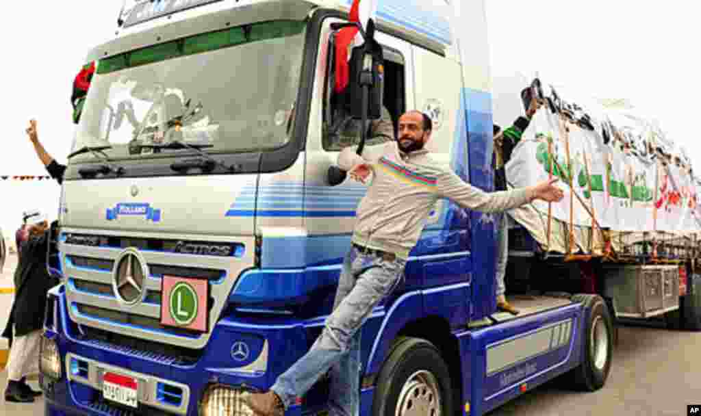 A man stands on a truck loaded with humanitarian aid from abroad in Benghazi, March 15, 2011 (file photo)