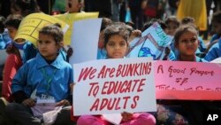 Students from different institutions hold placards and banners as they participate in a climate protest in New Delhi, India, March 15, 2019. 