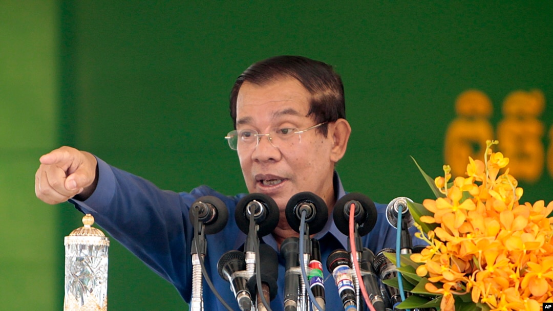 Thủ tướng Hun Sen nói chuyện với công nhân một xưởng may bên ngoài Phnom Penh ngày 30/8/2017.