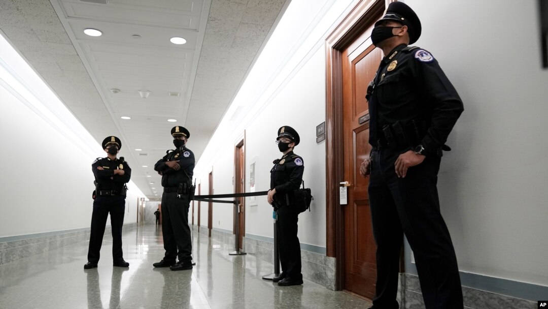 Para petugas Kepolisian Capitol berjaga di luar ruang sidang komite Senat di Capitol Hill, Washington, 14 Oktober 2020.