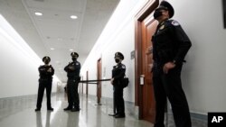 Para petugas Kepolisian Capitol berjaga di luar ruang sidang komite Senat di Capitol Hill, Washington, 14 Oktober 2020.