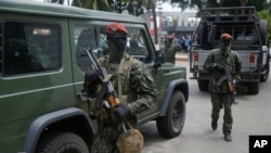  Des soldats guinéens patrouillent à Conakry, en Guinée, le 10 septembre 2021. 