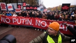 Protesto organizado pelos críticos do Presidente russo em Berlim