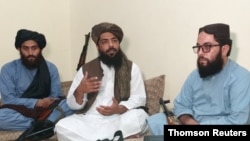  وحیدالله هاشمی از اعضای ارشد طالبان (وسط تصویر) در محلی اعلام نشده نزدیک مرکز پاکستان و افغانستان - آرشیو