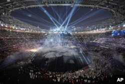 Los participantes asisten a la ceremonia de clausura de los Juegos Olímpicos de Verano de 2024 en el Stade de France, el domingo 11 de agosto de 2024, en Saint-Denis, Francia. (Foto AP/Kin Cheung, Archivo)