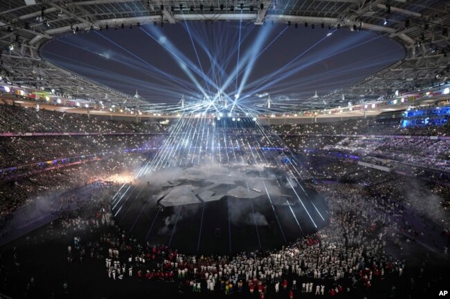 Los participantes asisten a la ceremonia de clausura de los Juegos Olímpicos de Verano de 2024 en el Stade de France, el domingo 11 de agosto de 2024, en Saint-Denis, Francia. (Foto AP/Kin Cheung, Archivo)