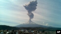 Gunung berapi Popocatepetl di Meksiko City menyemburkan abu vulkanik (foto: dok).