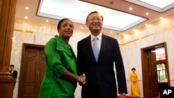 Cố vấn An ninh Mỹ Susan Rice (trái) bắt tay với nhà ngoại giao hàng đầu TQ Dương Khiết Trì trong cuộc gặp tại Bắc Kinh ngày 28/8/2015.
