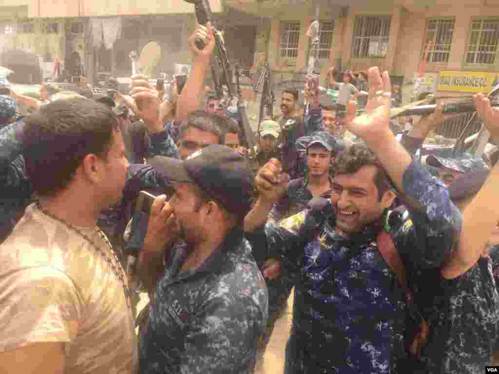 Iraqi troops celebrate in Old Town Mosul, Iraq, July 8, 2017. (K. Omer/VOA Kurdish)