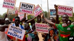资料照片：2022年10月4日，临时总统易卜拉欣·特拉奥雷的支持者在布基纳法索瓦加杜古街头抗议法国和西非国家经济共同体。 （美联社摄影）