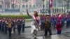 La presidenta peruana Dina Boluarte llega a la Catedral para la misa del Día de la Independencia en Lima, Perú, el domingo 28 de julio de 2024. Boluarte pronunció su segundo discurso sobre el Estado de la Nación ante el Congreso. (Foto AP/Guadalupe Pardo).