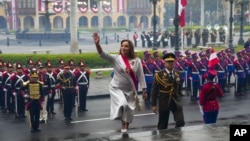 La presidenta peruana Dina Boluarte llega a la Catedral para la misa del Día de la Independencia en Lima, Perú, el domingo 28 de julio de 2024. Boluarte pronunció su segundo discurso sobre el Estado de la Nación ante el Congreso. (Foto AP/Guadalupe Pardo).