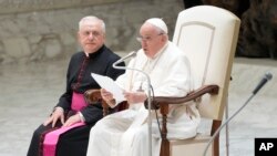 ARCHIVO (AP) - El papa Francisco lee su discurso durante la audiencia general semanal en el Aula Pablo VI, Vaticano, 9 de agosto de 2023.