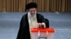 El líder supremo de Irán, ayatolá Alí Jamenei, vota en la segunda ronda de la elección presidencial, el viernes 5 de julio de 2024, en Teherán.