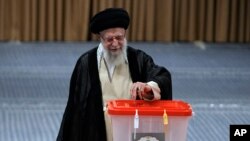 El líder supremo de Irán, ayatolá Alí Jamenei, vota en la segunda ronda de la elección presidencial, el viernes 5 de julio de 2024, en Teherán.