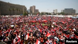 Protesters opposing Egyptian President Mohamed Mursi shout slogans against him and brotherhood members during a protest at Tahrir square in Cairo, June 30, 2013. 