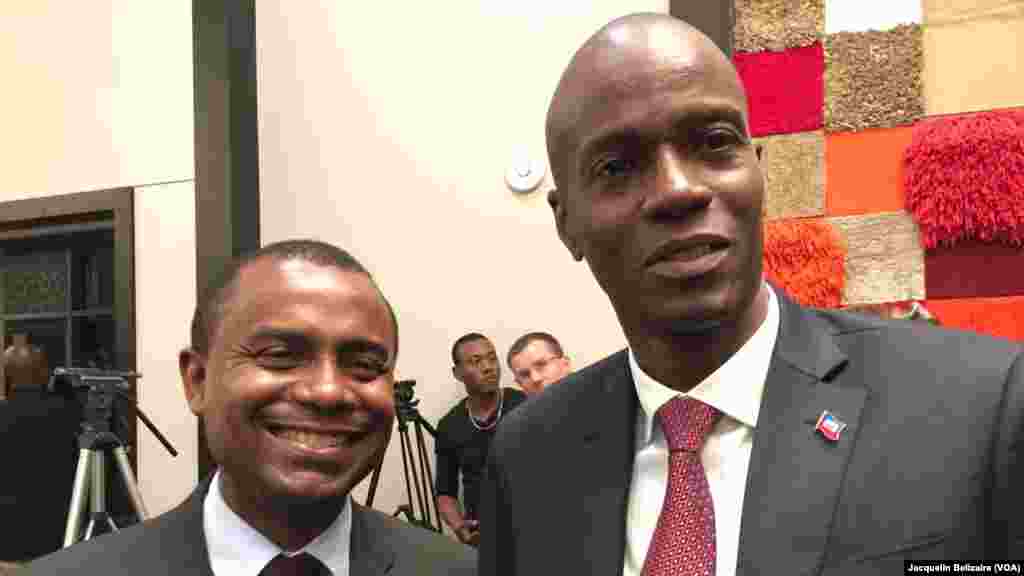 El presidente electo de Jovenel Moïse (derecha) junto a Rotchild Francois Junior, exministro de Comunicación.