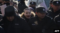 中國709人權律師王全璋的妻子李文足2018年12月28日在北京高級法院外面抗議當局拘留王全璋，被保安人員和警察帶走。