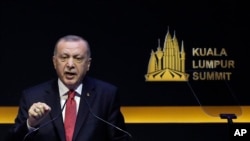 ប្រធានាធិបតី​តួកគី Recep Tayyip Erdogan ថ្លែង​នៅ​ក្នុង​កិច្ចប្រជុំ​កំពូល​ក្នុង​ទីក្រុង​កូឡាឡាំពួរប្រទេស​ម៉ាឡេស៊ី កាលពីថ្ងៃទី១៩ ខែធ្នូ ឆ្នាំ២០១៩។