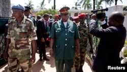 Le chef des forces armées de Guinée-Bissau, le général Antonio Indjai, au centre, quitte une réunion diplomatique de haut niveau à la présidence, dans la capitale Bissau, le 7 novembre 2012. 