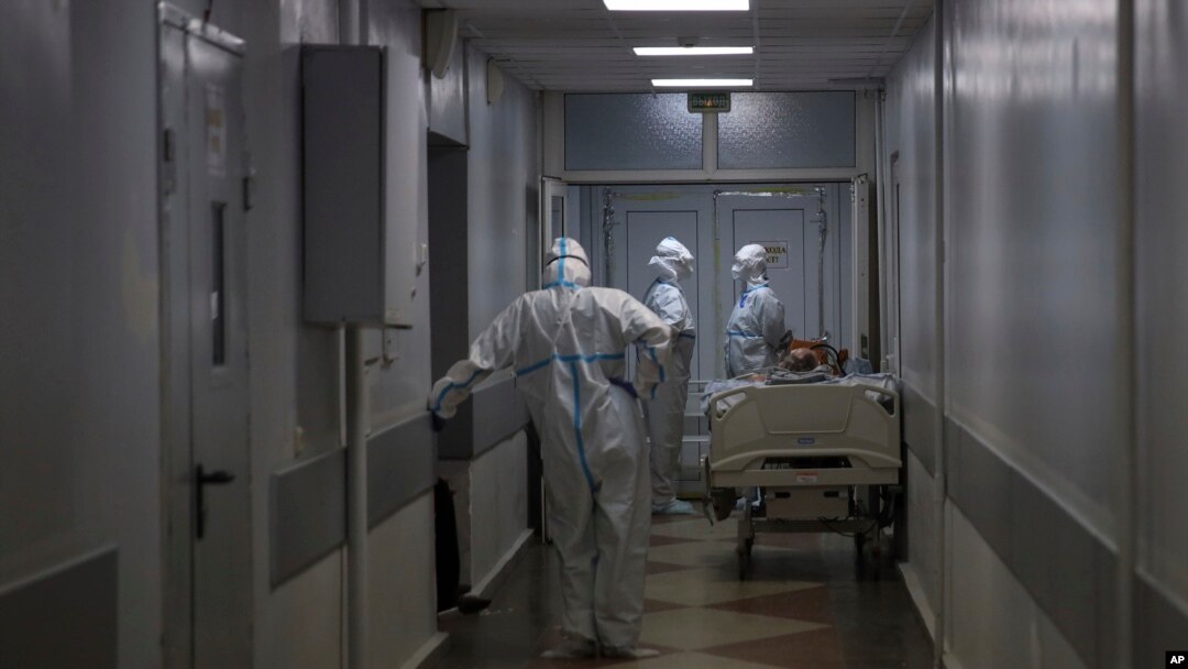 Para petugas medis mengenakan alat pelindung diri (APD) bersiap memindahkan pasien COVID-19 di sebuah ICU di Rumah Sakit Regional 1 di Krasnodar, selatan Rusia, 2 November 2021. 