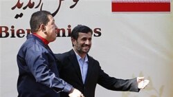 محمود احمدی نژاد در حال استقبال از هوگو چاوز در تهران - ۱۹ اکتبر ۲۰۱۰