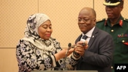 Aliyekuwa rais wa Tanzania hayati John Magufuli (Kulia) na rais wa sasa wakati huo akiwa makam wa rais Samia Haasan Suluhu (kushoto) March 17,2021. PICHA: AFP