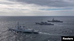 대한민국 해군의 세종대왕급 구축함 율곡이이함과 일본 해상자위대의 아타고급 구축함 마야함이 2023년 7월 16일 동해상에서 한·미·일 미사일 방어 훈련을 실시하며 미 해군의 알리 버크급 유도미사일 구축함 존 핀 함과 나란히 항해하고 있다.