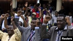 Anggota partai merayakan pemecatan Presiden Zimbabwe Robert Mugabe sebagai ketua partai ZANU-PF's di Harare, Zimbabwe, 19 November 2017.