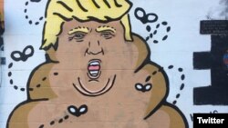 La peinture murale anti-Trump de l'artiste new-yorkais Hanksy a triomphé à Manhattan et sur les réseaux sociaux.