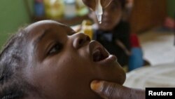 Ana diga ma wata yarinya maganin rigakafin Polio a Abuja, babban birnin tarayyar Najeriya a 2010