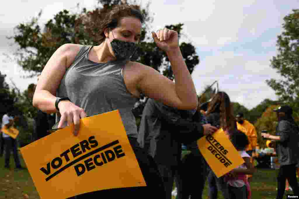 People celebrate as media announce that Democratic U.S. presidential nominee Joe Biden has won the 2020 U.S. presidential election in Atlanta, Georgia, Nov. 7, 2020. 