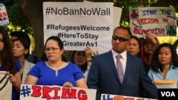 FILE PHOTO - Jenny Srey (left) stood next to her husband, Ched Nin, who received a waiver from the U.S. District Judge in Minnesota to reunite with his family after his deportation order was canceled. (Ten Soksreinith/VOA Khmer)