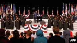 Легендарный американский певец Бэрри Манилоу (в центре) на репетиции праздничного концерта к Дню независимости в Вашингтоне. США. 3 июля 2015 г.