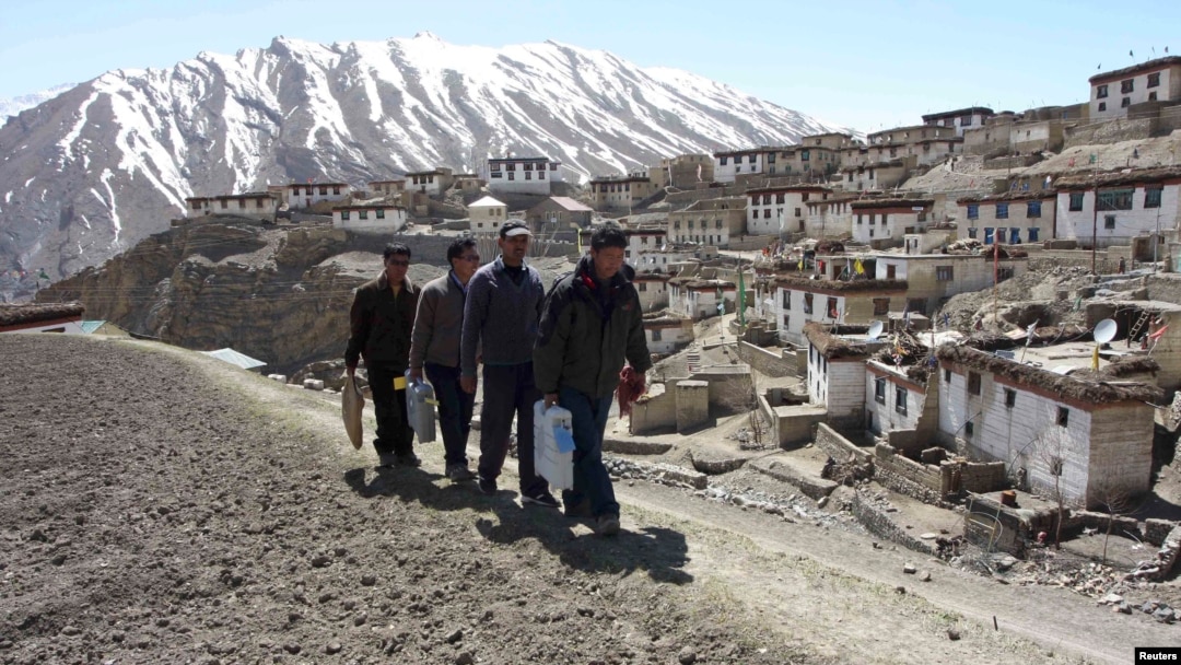Petugas pemilihan umum membawa mesin pemberian suara elektronik (EVM) ke sebuah tempat pemilihan suara di negara bagian Himachal Pradesh. (Foto: Dok)