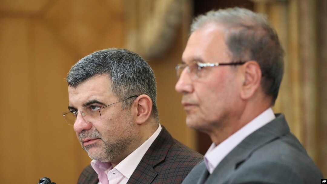 Kepala Gugus Tugas Covid-19 Iran, Iraj Harirchi (kiri) didampingi oleh juru bicara pemerintah Iran, Ali Rabiei, in Teheran, 24 Februari 2020.
