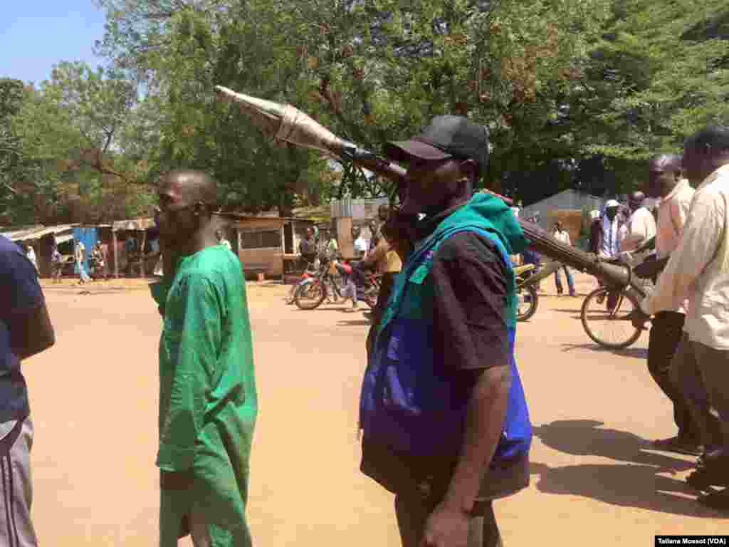 Des échanges de tirs nourris ont été entendus au PK5, pour empêcher certains musulmans et habitants du quartier de voter. (VOA Afrique/Tatiana Mossot)