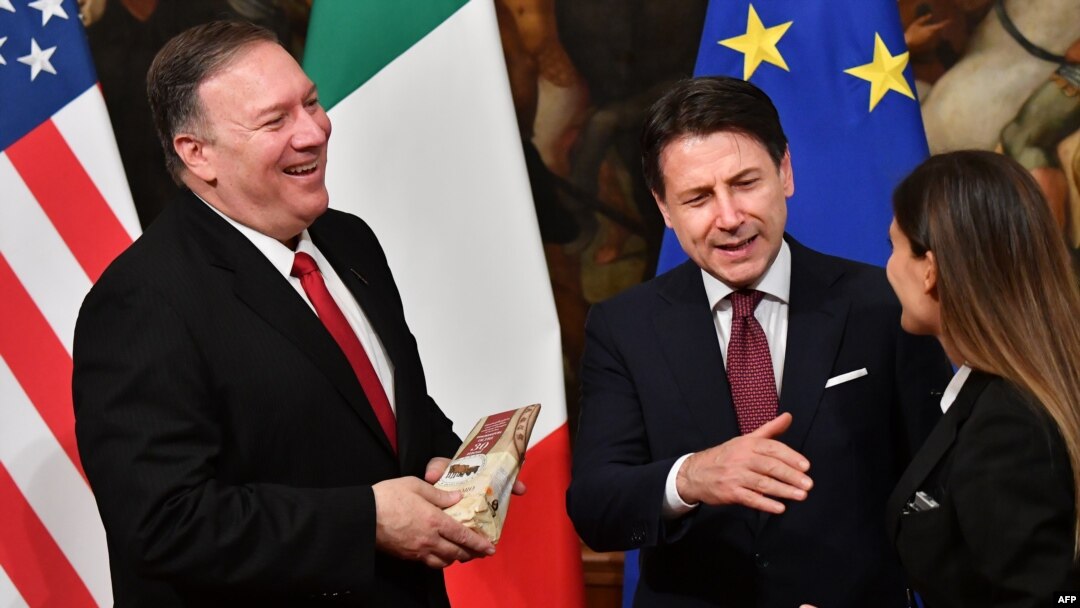 Menteri Luar Negeri AS Mike Pompeo (kiri) bersama Perdana Menteri Italia Giuseppe Conte (kanan) di Roma, Italia, 1 Oktober 2019. 