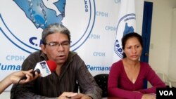 Pablo Cuevas (der.), miembro de la Comisión Permanente de Derechos Humanos de Nicaragua, habla sobre el plan de reconciliación presentado por el gobierno del presidente Daniel Ortega. Foto: Daliana Ocaña, VOA.