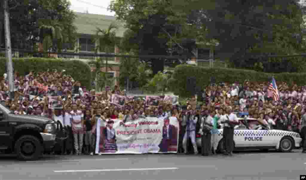 ຝູງຄົນພາກັນເຕົ້າໂຮມກັນ ຢູ່ຕາມຖະໜົນ ກົງກັນຂ້າມກັບບ້ານ​ພັກ​ຂອງ ທ່ານ​ນາງ Aung Saan Suu kyi ຜູ້ນໍາຝ່າຍຄ້ານ ໃນຂະນະທີ່ ປະທານາທິບໍດີສະຫະລັດ ທ່ານບາຣັກ ໂອບາມາ ໄປຢ້ຽມຢາມ ​ນະຄອນ​ຢ່າງ​ກຸ້ງ ໃນວັນທີ 19 ພະຈິກ 2012.