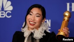 Entrega 77 de los Premios Globo de Oro, Beverly Hills, California, 5/1/20. La actriz Awkwafina posa detrás del escenario con su galardón por mejor actuación en película o comedia por "The Farewell". REUTERS / Mike Blake. 