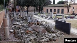 Una colección de materiales epigráficos y arquitectónicos del museo Forma Urbis se exhibe durante la inauguración del nuevo Celio Antiquarium, cerca del Coliseo en Roma, Italia, el 11 de enero de 2024.