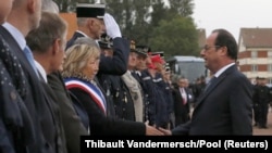 French President Francois Hollande (R) shakes hands with the mayor of Calais, Natacha Bouchart, during a meeting with officers of the French Gendarmerie in Calais as part of his visit to the northern French port which is home to the "Jungle" migrant camp, France, Sept. 26, 2016.