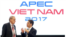 El Director Ejecutivo de la Secretaría de Cooperación Económica Asia-Pacífico (APEC) Alan Bollard habla con un funcionario en Da Nang, Vietnam, el 6 de noviembre de 2017. 