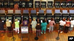 지난 2004년 10월 미국 마이애미에서 유권자들이 조기투표를 하고 있다.